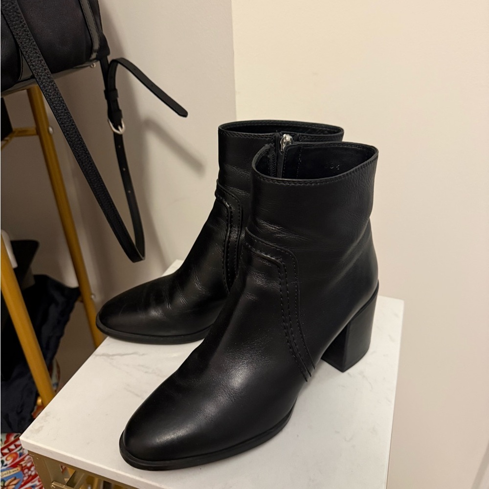 Tod’s black leather ankle boot